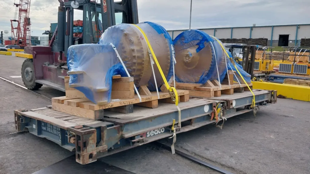 cargo_services_02 Caro surveying - Pre-shipment inspections - A forklift moving equipment