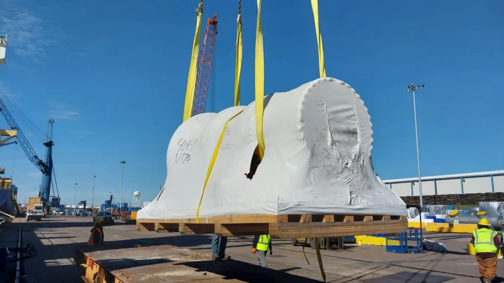 cargo_services_06 Heavy cargo being loaded onto a vessel under supervision, representing the meticulous process of Cargo Pre-loading and Out-turn Surveys to ensure safe handling, securing, and accurate documentation.